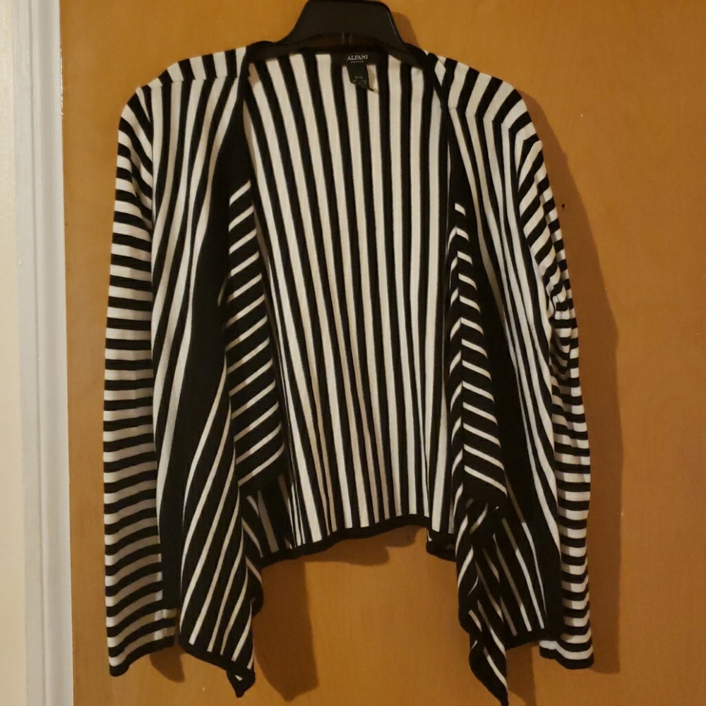 Alfani Shrug